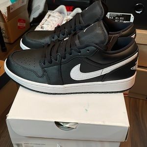 Jordan 1 Low Black/White